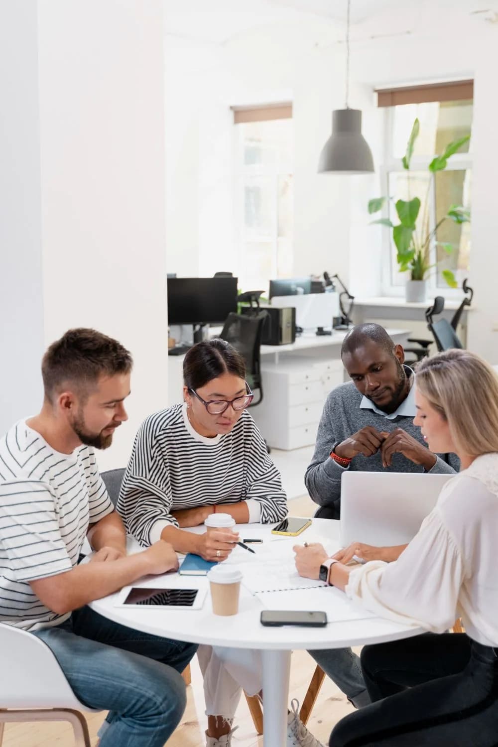 Golad consultants working with a client